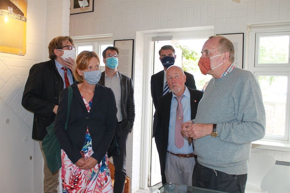 Bewegende Eindrücke für die Ministerin auch in der Cap Arcona-Ausstellung.