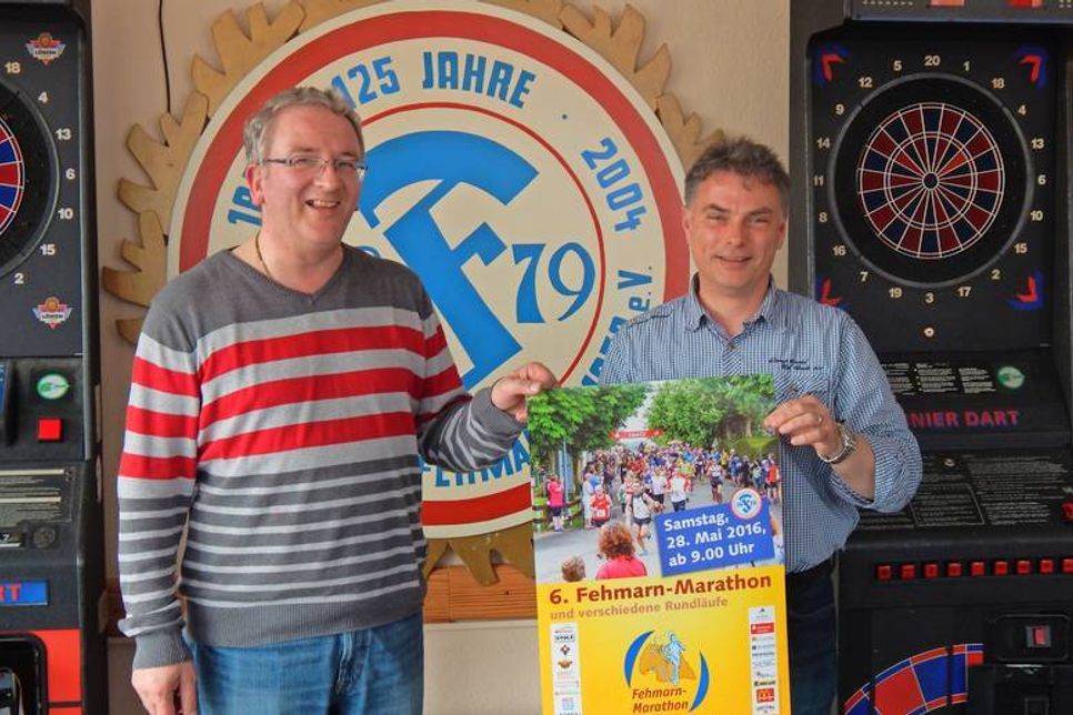 Ralf Schwennen li. (SV Fehmarn) und Gunnar Mehnert präsentieren das Werbeplakat