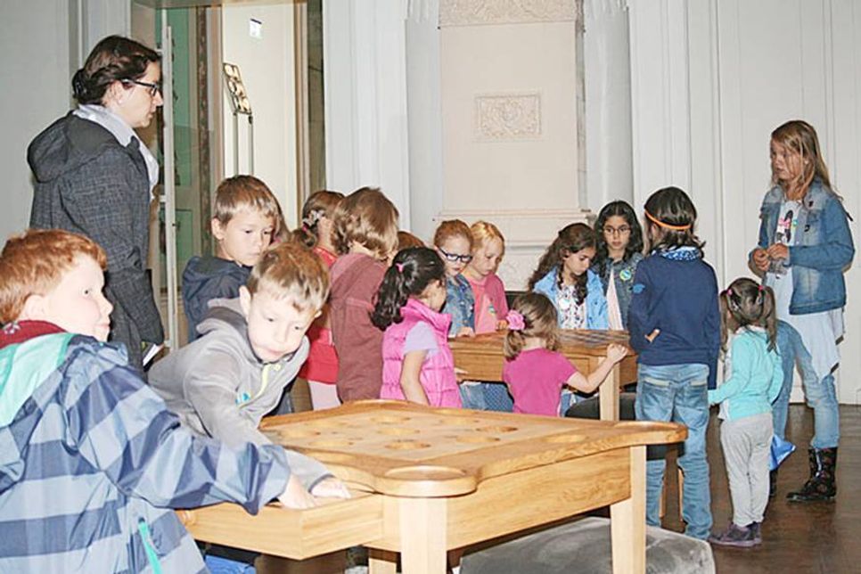 Jeden Sonntagum 11 Uhr ist den ganzen Sommer über „Schlosskinder-Zeit“. Dann sind alle Eutiner Kinder herzlich dazu eingeladen, ihr Schloss zu entdecken – eigens dafür wurde eine Museumswerkstatt zum Basteln und Malen eingerichtet, aber im Mittelpunkt steht das Schloss selbst: Die Kinder erfahren spannende Geschichten übers Schloss und die Menschen, die dort lebten. Sie spielen die historischen Spiele, erobern den Schlossgarten und erobern so spielerisch das Schloss.