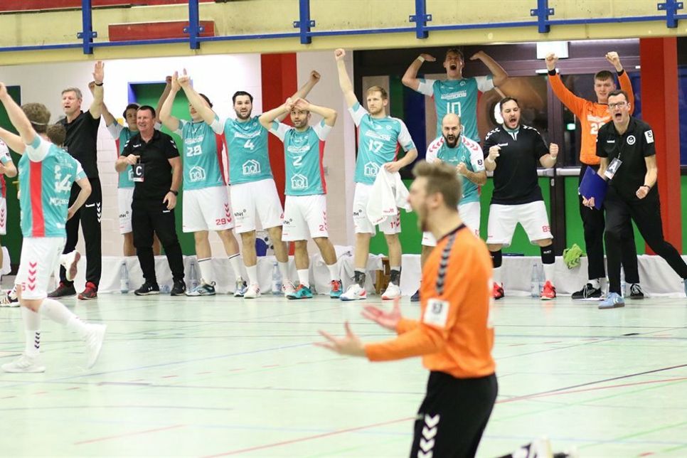 Max Folchert vereitelt die letzte Aktion des Gegners HG Hamburg Barmbek.