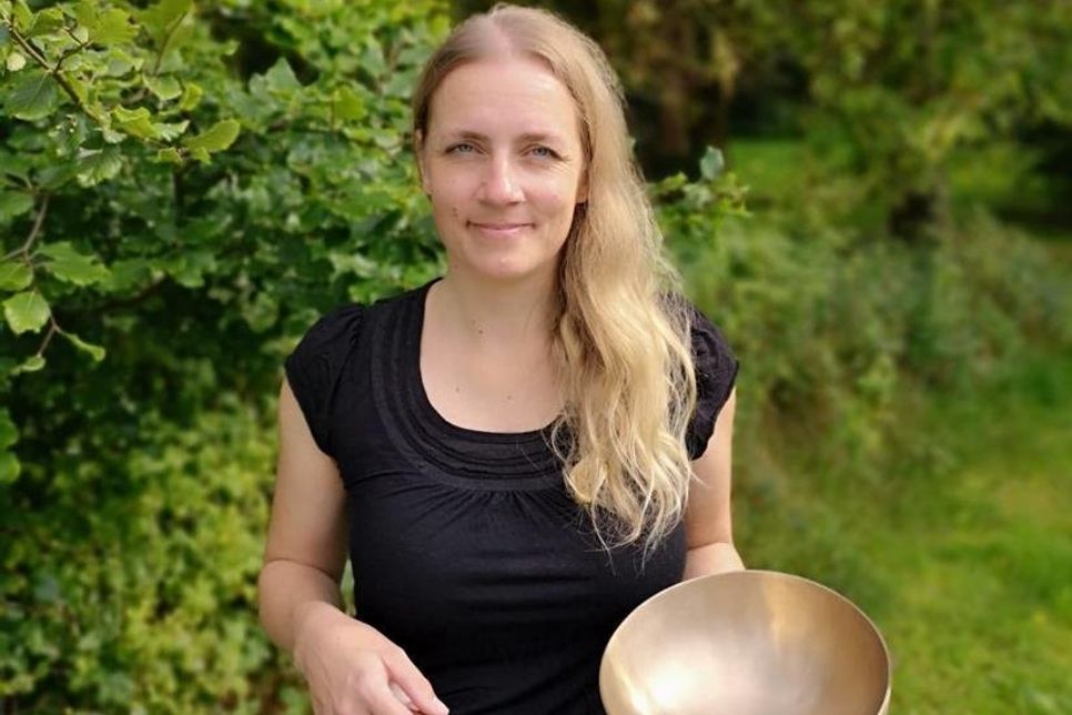Kathleen Henz bietet unter anderem Klangschalenmassagen für eine tiefe Entspannung an.