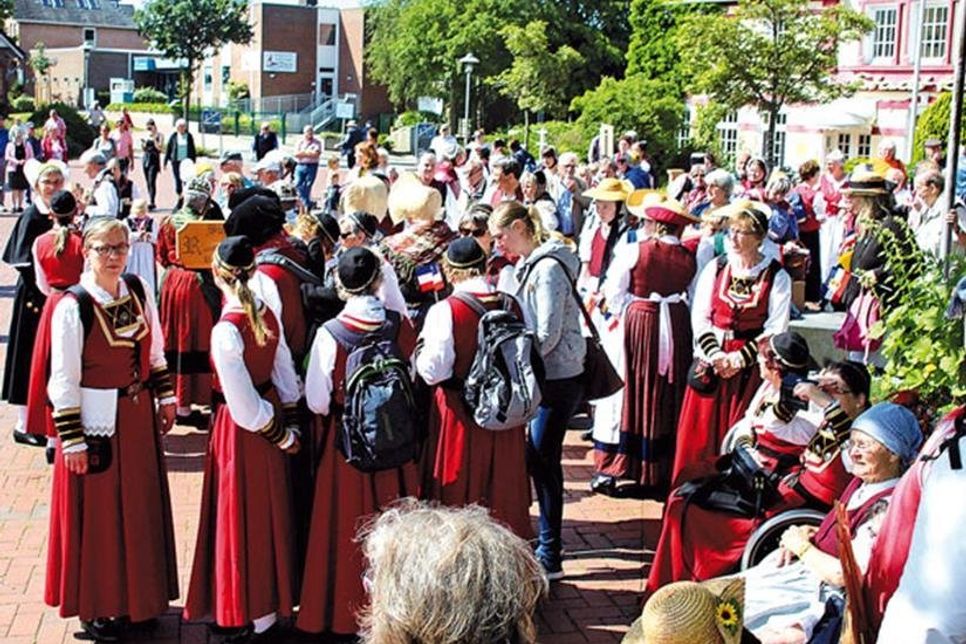 Buntes Treiben auf dem Marktplatz nach dem Gottesdienst.