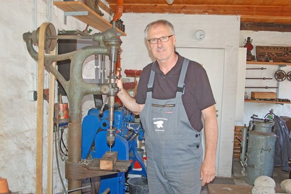Eine alte Bohrmaschine erleichterte Feinarbeit.