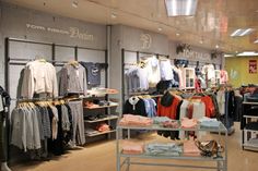 Relativ neu im Sortiment sind die Marken Tom Tailor Denim und Only, die besonders bei jungen Leuten sehr beliebt sind.