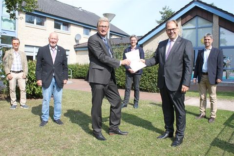 Übergabe des Förderbescheides: Ausschussvorsitzender Tourismus-Ausschuss Dirk Cremer, Bürgervorsteher Sönke Sela, Minister Dr. Bernd Buchholz, Vorstand Tourismus Agentur Lübecker Bucht André Rosinski, Bürgermeister Mirko Spieckermann und Werkleitung Tourismus-Service Stephan Reil (v. lks.).