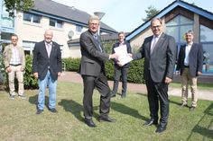 Übergabe des Förderbescheides: Ausschussvorsitzender Tourismus-Ausschuss Dirk Cremer, Bürgervorsteher Sönke Sela, Minister Dr. Bernd Buchholz, Vorstand Tourismus Agentur Lübecker Bucht André Rosinski, Bürgermeister Mirko Spieckermann und Werkleitung Tourismus-Service Stephan Reil (v. lks.).