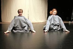 Lasst die Füße tanzen - wortlos und doch verständlich nahmen die Darstellerinnen beim Kindertheater des Monats die Zuschauer mit auf eine spannende Entdeckungsreise.