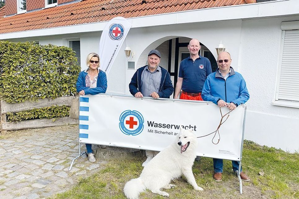 Freuen sich über den Fortschritt der Sanierungsarbeiten (von links): Heike Blankenburg und Uwe Kirchhoff vom Kurbetrieb Travemünde, der technische Leiter der Wasserwacht Thomas Brede und DRK-Vorstand Stefan Krause.