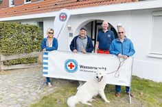 Freuen sich über den Fortschritt der Sanierungsarbeiten (von links): Heike Blankenburg und Uwe Kirchhoff vom Kurbetrieb Travemünde, der technische Leiter der Wasserwacht Thomas Brede und DRK-Vorstand Stefan Krause.