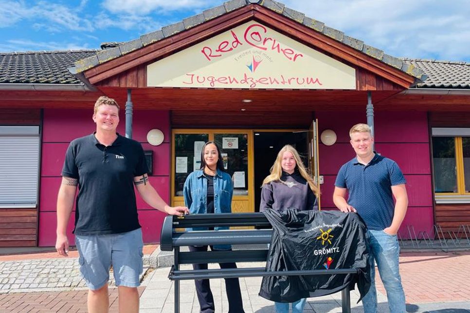 Niclas Knorr, Alina Hesse, Diana Tadic vom Tourismus-Service Grömitz und Tim Muchow (v. re.) vom Jugendzentrum bei der Spendenübergabe.