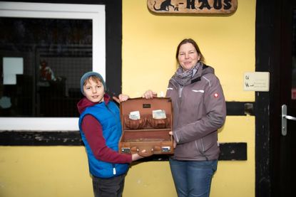 Jonathan Großmann überreicht Christina Mann vom Tierheim Lübbersdorf einen Geldkoffer, gefüllt mit Münzen. Eigengewicht 4,1 Kilogramm.