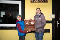 Jonathan Großmann überreicht Christina Mann vom Tierheim Lübbersdorf einen Geldkoffer, gefüllt mit Münzen. Eigengewicht 4,1 Kilogramm.