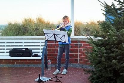 Jonathan Großmann spielt Weihnachtslieder von klassisch bis modern, hier in Grömitz auf der Promenade.