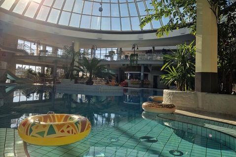 Blick in die Ostsee Therme mit Kuppel.