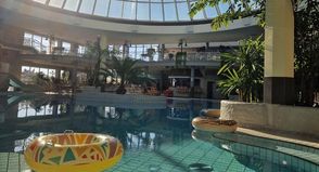 Blick in die Ostsee Therme mit Kuppel.