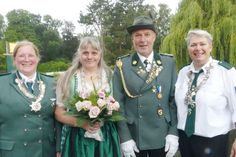 Die amtierende Schützenkönigin Anke Junge mit ihrem Mann Uwe, 1. Ritterin Anja Drews (rechts) und 2. Ritterin Dagmar Vogel freuen sich auf einen gelungenen Abschluss ihrer Regentschaft.