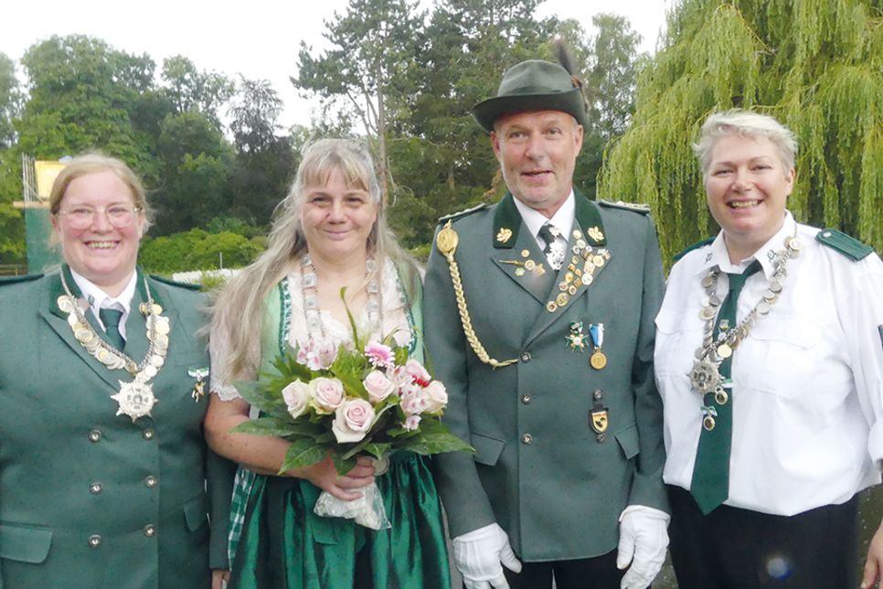 Die amtierende Schützenkönigin Anke Junge mit ihrem Mann Uwe, 1. Ritterin Anja Drews (rechts) und 2. Ritterin Dagmar Vogel freuen sich auf einen gelungenen Abschluss ihrer Regentschaft.