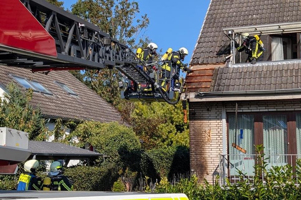 Über die Drehleiter wurden Teile der Dachfläche geöffnet, um gezielte Nachlöscharbeiten durchzuführen.