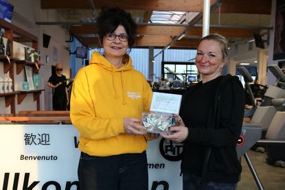 Bei der Spendenübergabe freuten sich Stephanie Wirobski vom Kinderzentrum (lks.) sowie Trainerin Anke Krämer über die Unterstützung.