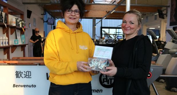 Bei der Spendenübergabe freuten sich Stephanie Wirobski vom Kinderzentrum (lks.) sowie Trainerin Anke Krämer über die Unterstützung.