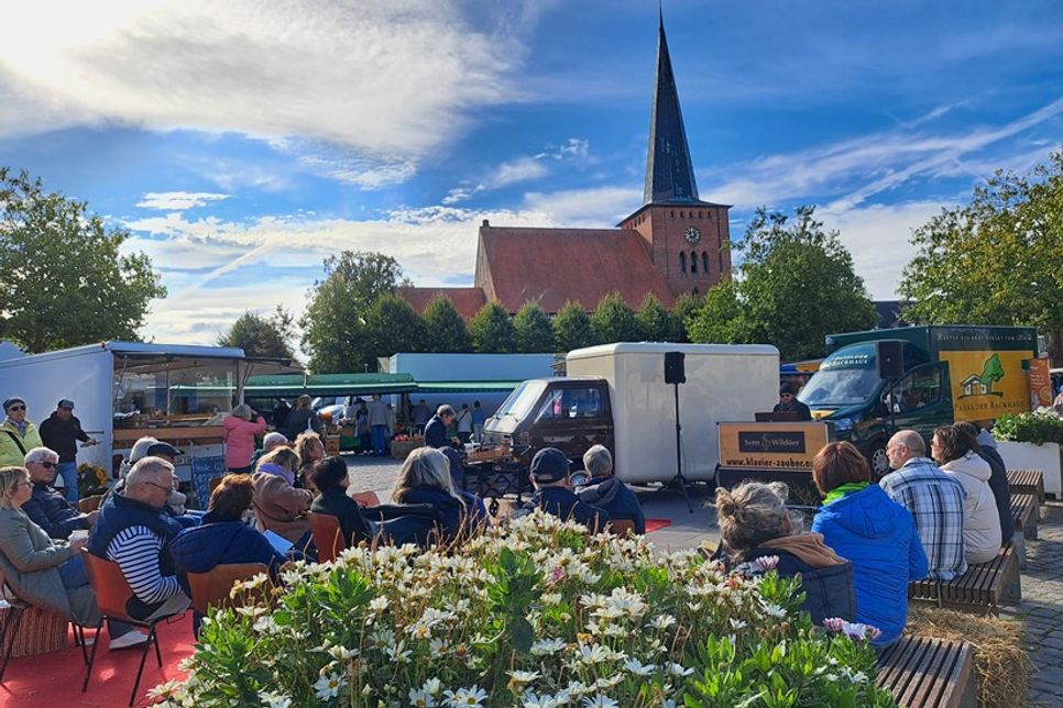 Schon auf dem Herbstwochenmarkt war der Pianist zu Gast in Neustadt. (Foto: Stadtmarketing)