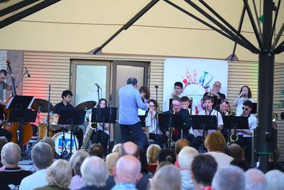 Mehrere hundert Besucher kamen nach Haffkrug, um bei schönstem Sommerwetter auf der Outdoor-Veranstaltungsfläche des Haffhuus beim Start des Mittsommer-Festivals live dabei zu sein.