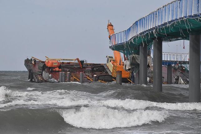 Am gestrigen Dienstag hat sich an der Baustelle der neuen Maritim-Seebrücke ein Arbeitsponton mit Kran losgerissen und schlägt gegen die Brückenkonstruktion.