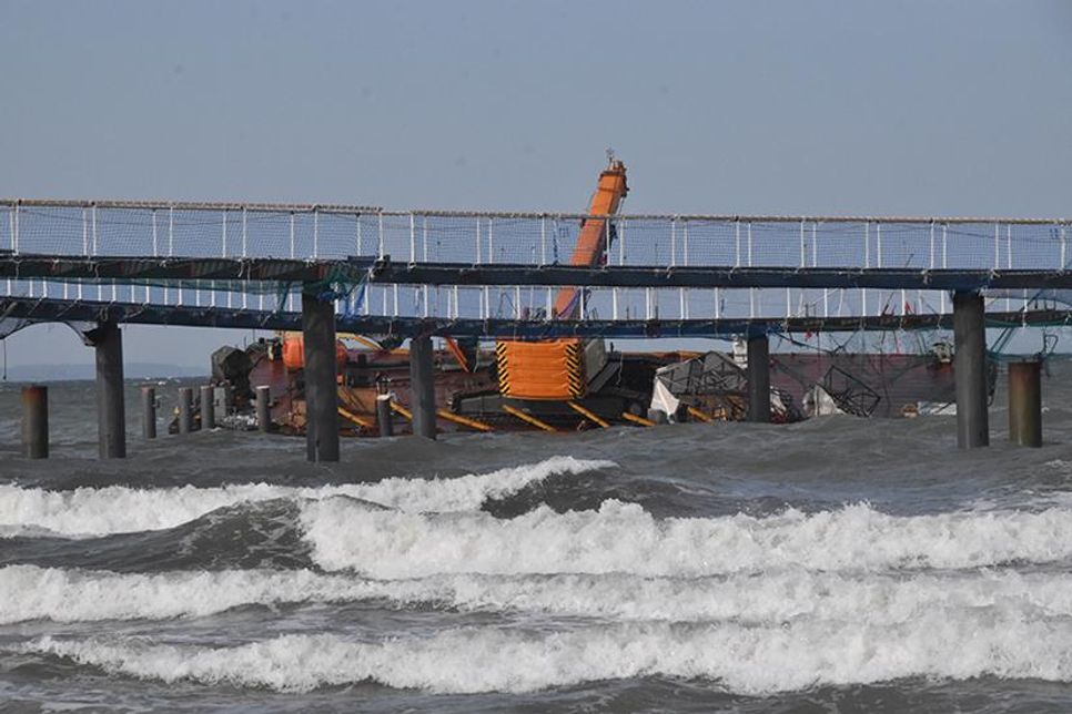 Dramatische Bilder an der Großbaustelle der neuen Seebrücke in Timmendorfer Strand. Die Arbeitsplattform mitsamt Kran rammt das neue Bauwerk.
