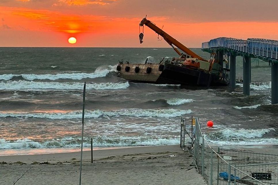 Heute morgen hat sich der Arbeitspoton etwas weiter in Richtung Strand unter der Seebrücke verkeilt.