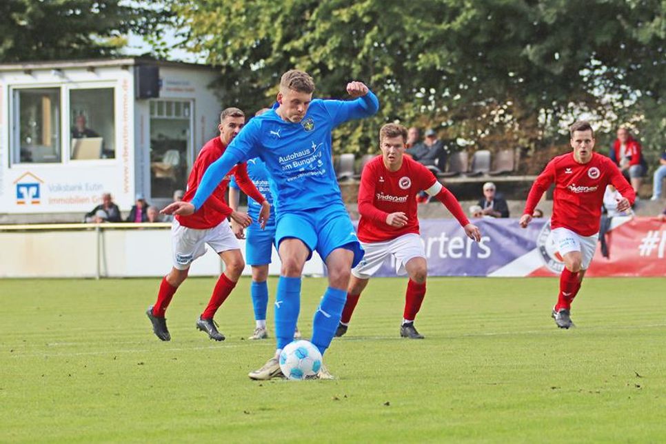 Louis Drews setzt bei diesem Elfmeter den Strafstoß den Ball gegen den Querbalken.