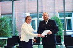 Bürgermeisterin Julia Samtleben überreicht Dr. Markus Dahlke die Ernennungsurkunde.