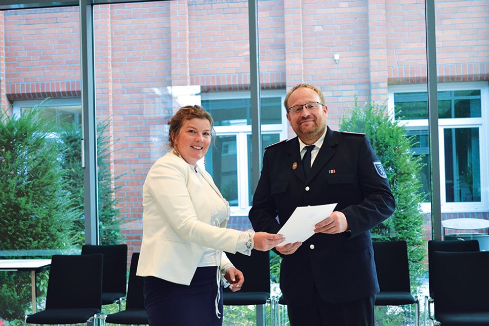 Bürgermeisterin Julia Samtleben überreicht Dr. Markus Dahlke die Ernennungsurkunde.