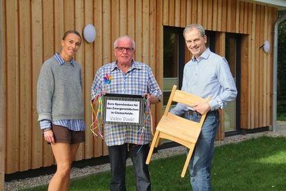 Im Rahmen einer offiziellen Spendenübergabe dankten der 1. Vorsitzende des Trägervereins Torben Möller (re.) und die 2. Vorsitzende Christine Looß Sven Ahrens für die Unterstützung des Zwergenstübchens.
