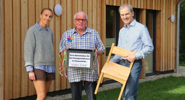 Im Rahmen einer offiziellen Spendenübergabe dankten der 1. Vorsitzende des Trägervereins Torben Möller (re.) und die 2. Vorsitzende Christine Looß Sven Ahrens für die Unterstützung des Zwergenstübchens.