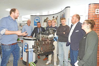 Beim Rundgang informierten sich Lehrer Thomas Vetter, Arn Grünberg (Agentur für Arbeit), Schulleiter Christoph Salewski, Landrat Timo Gaarz und Bildungsbegleiterin Nele Fleischer bei Alexander Permann (li.) und Hennes Prüß (3.v.re.) und Sverre Lamprecht (4.v.re.).