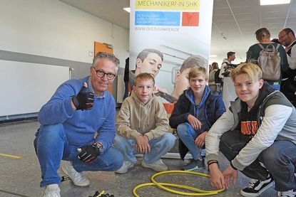 Matthias Wulff erklärte Finn Rohe, Franz Pitschmann und Rokas Ohl die Windungen einer Fußbodenheizung.