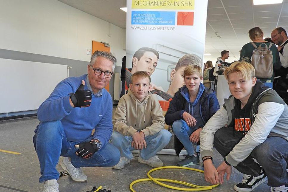 Matthias Wulff erklärte Finn Rohe, Franz Pitschmann und Rokas Ohl die Windungen einer Fußbodenheizung.