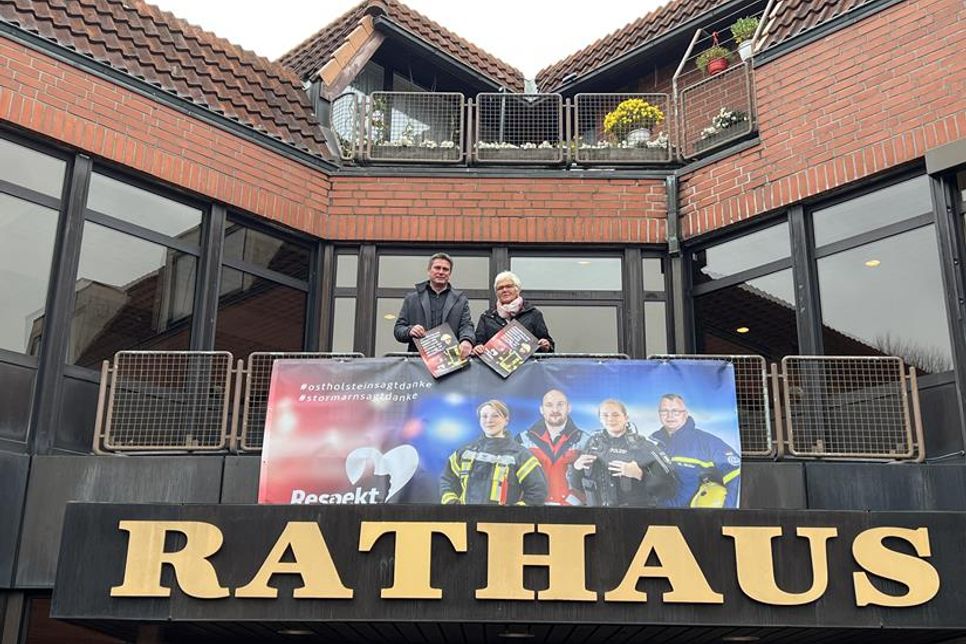 Gemeinsam für mehr Respekt gegenüber Einsatzkräften: Kreispräsidentin Petra Kirner und Amtsvorsteher Michael Robien.