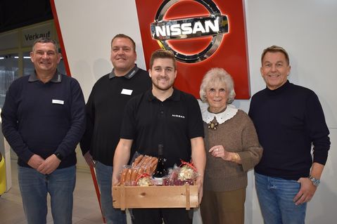 Kfz-Meister Torsten Koch, Serviceberater Andreas Deutschländer, Kfz-Techniker Meister Lukas Hagen, Karin Hagen und Inhaber Markus Hagen (v. lks.).