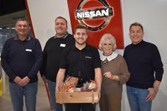 Kfz-Meister Torsten Koch, Serviceberater Andreas Deutschländer, Kfz-Techniker Meister Lukas Hagen, Karin Hagen und Inhaber Markus Hagen (v. lks.).