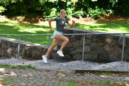 Auch Treppenläufe gehören zum Training von Lili Schau.