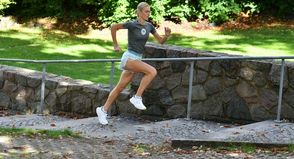 Auch Treppenläufe gehören zum Training von Lili Schau.