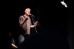 Björn Högsdal ist Begründer der schleswig-holsteinischen Poetry Slam-Szene und wird den Abend moderieren.