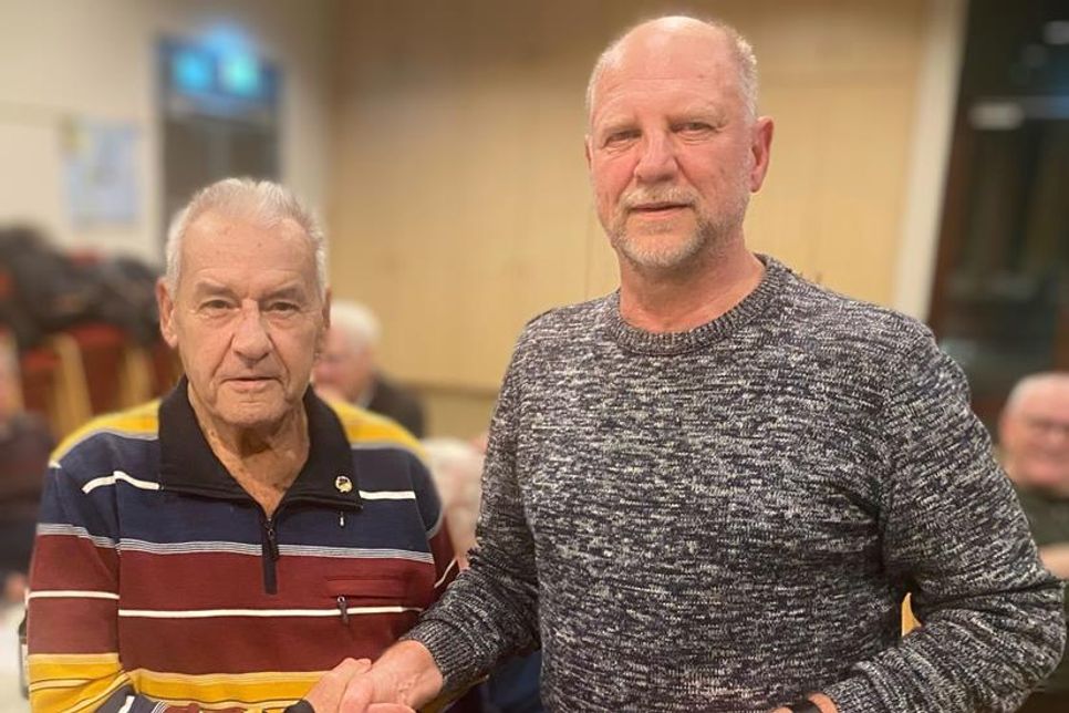 Der Geehrte Werner Dreckmann (lks.) und Vorsitzender Uwe Kapp.