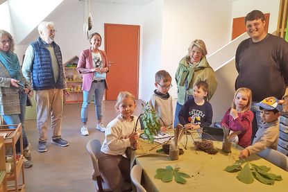 Kleine Zusammenkunft mit den Projektkindern zur Einweihung der neuen Vogelwarte: Andrea Kamps (Geschäftsführerin des Kinderschutzbundes Eutin), Kay Cornils, Nancy Andre (KiGa Leitung), Dörte Cornils und Erzieher Milan Rehfeld (v.li.)