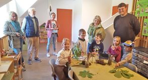Kleine Zusammenkunft mit den Projektkindern zur Einweihung der neuen Vogelwarte: Andrea Kamps (Geschäftsführerin des Kinderschutzbundes Eutin), Kay Cornils, Nancy Andre (KiGa Leitung), Dörte Cornils und Erzieher Milan Rehfeld (v.li.)