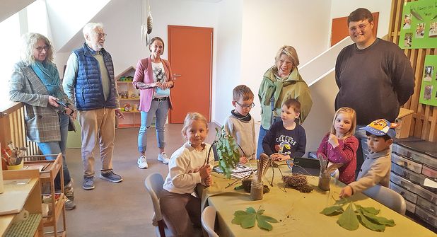 Kleine Zusammenkunft mit den Projektkindern zur Einweihung der neuen Vogelwarte: Andrea Kamps (Geschäftsführerin des Kinderschutzbundes Eutin), Kay Cornils, Nancy Andre (KiGa Leitung), Dörte Cornils und Erzieher Milan Rehfeld (v.li.)