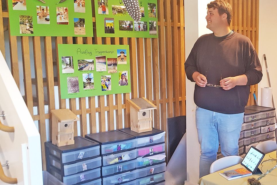 Erzieher Milan Rehfeld zeigt die Erinnerungsfotos einer spannenden Projektwoche.