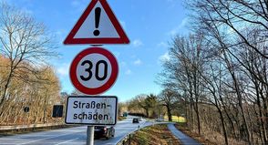 Bis zum Sommer wird es wohl noch dauern, bis das Tempolimit aufgehoben und die Straße repariert wird.