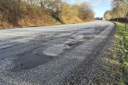 Seit anderthalb Jahren wartet diese kleine Schadstelle auf Instandsetzung.